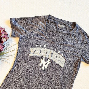 Under Armour New York Yankees Baseball Shirt Size Medium Women’s